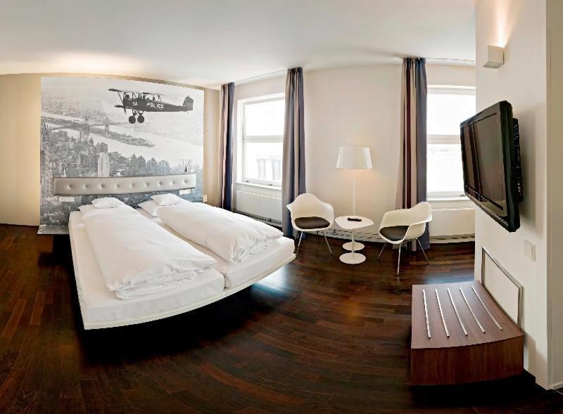 V8 Hotel Classic Motorworld Region Stuttgart Бьоблинген Стая снимка