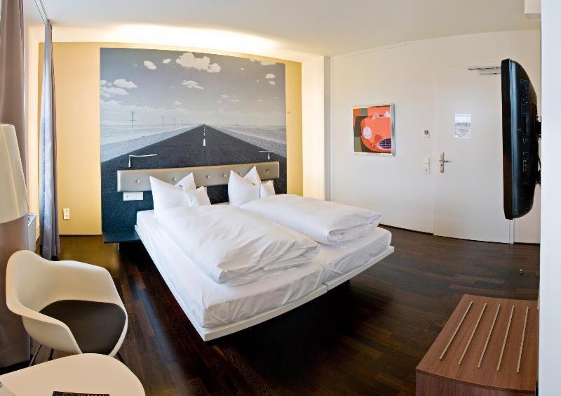 V8 Hotel Classic Motorworld Region Stuttgart Бьоблинген Стая снимка