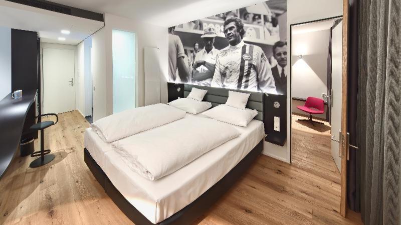 V8 Hotel Classic Motorworld Region Stuttgart Бьоблинген Стая снимка