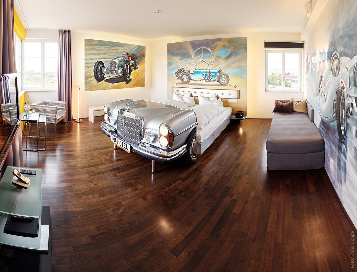 V8 Hotel Classic Motorworld Region Stuttgart Бьоблинген Екстериор снимка